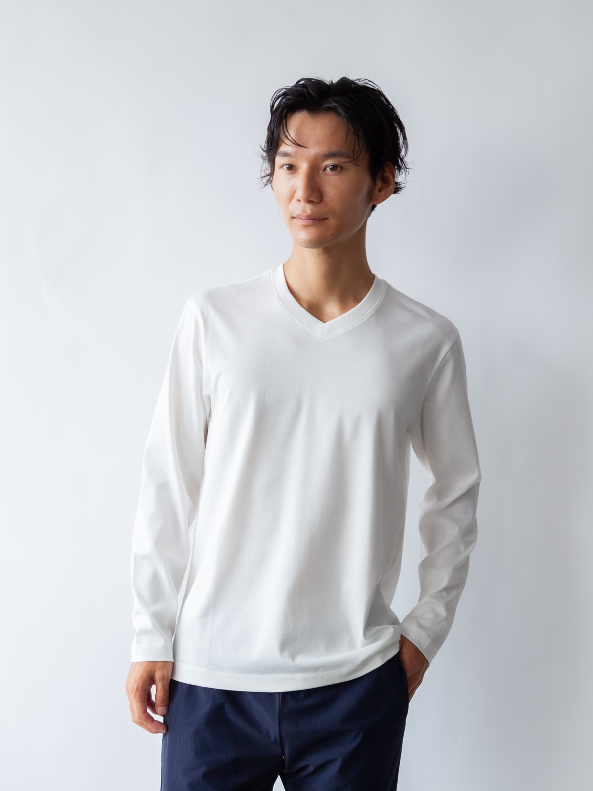 上質コットン100%のドレスTシャツ/Vネック長袖/ホワイト | Factelier (ファクトリエ)